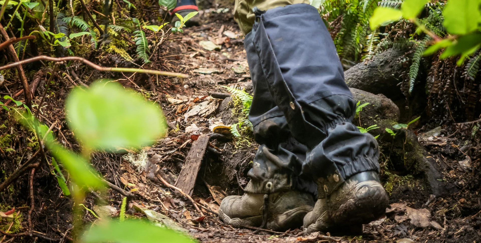 Hikers on muddy forest trail — Speedcross 6 terrain test